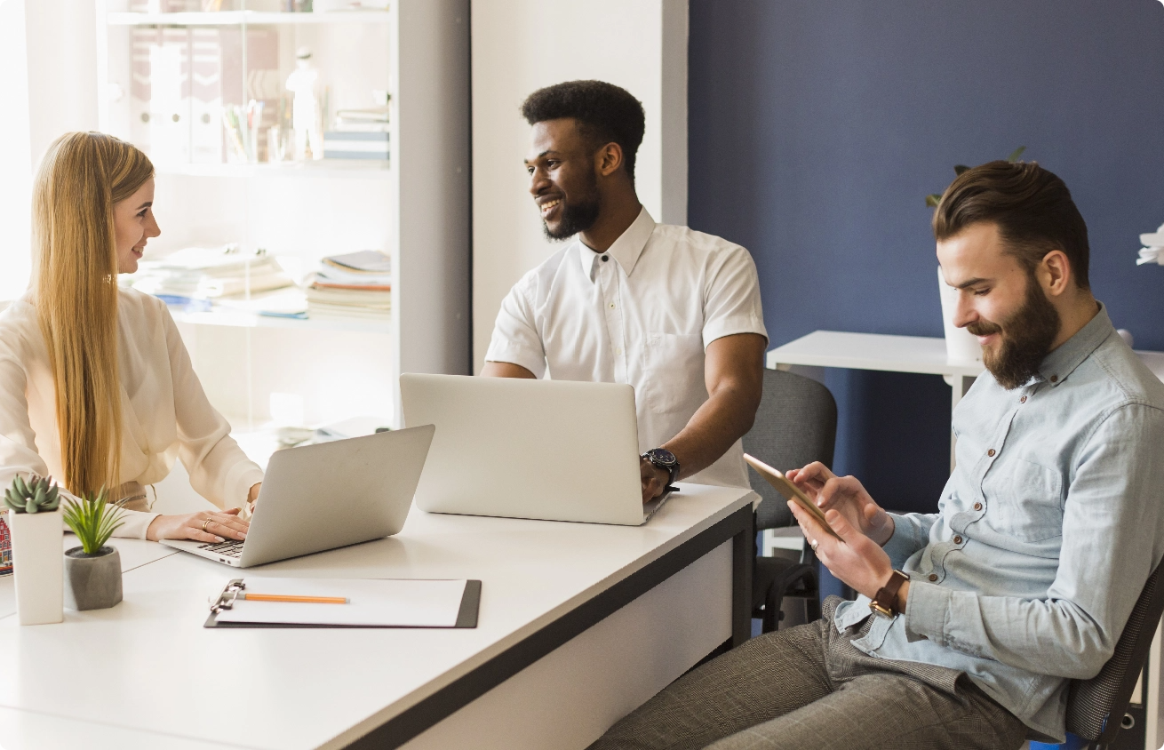 Des jeunes collègues dans un office