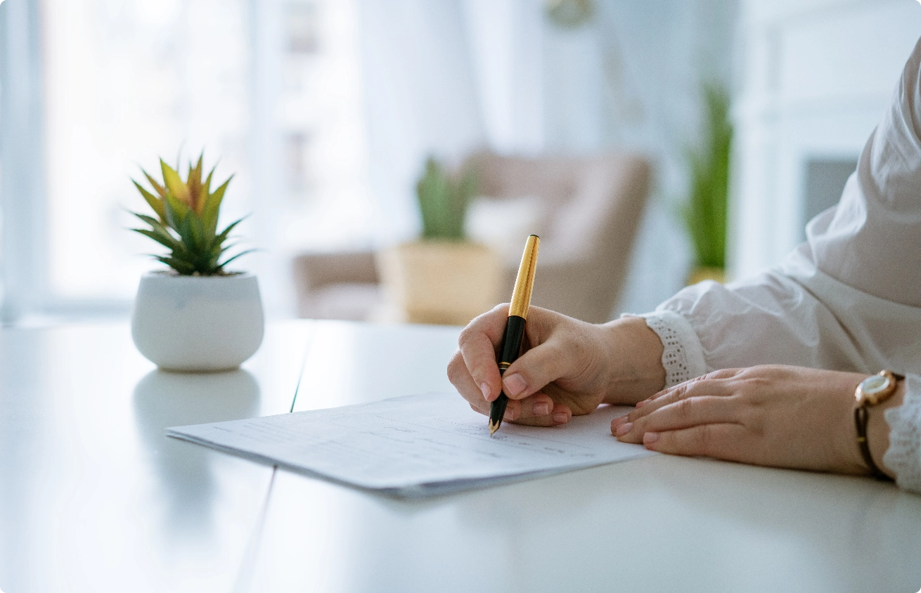 Une main feminines qui écrit